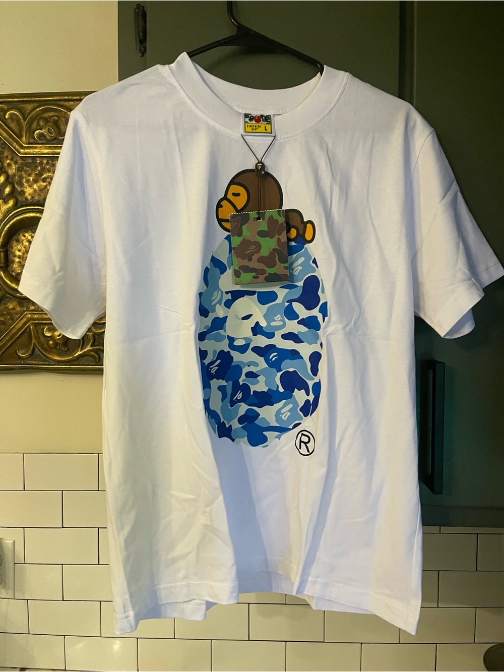 Mens Graphic Design Tee Size L.